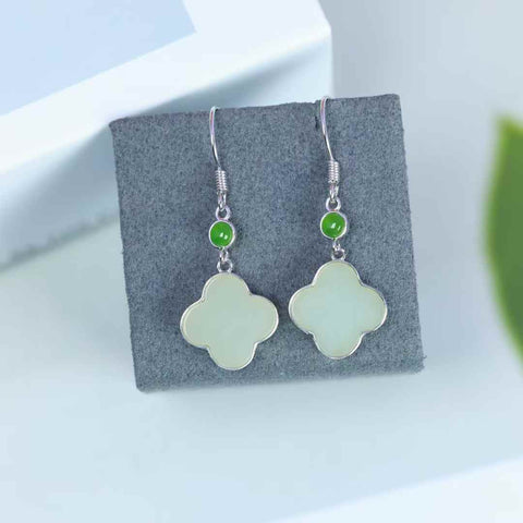 【Nama】Anting-anting Daun Semanggi Empat Kelopak dari Perak Sterling S925 dengan Batu Giok Hetian  【Nomor Barang】8442#  【Spesifikasi】Batu Kasar: 12*12 mm Harga sudah termasuk ongkos kirim dan pajak.