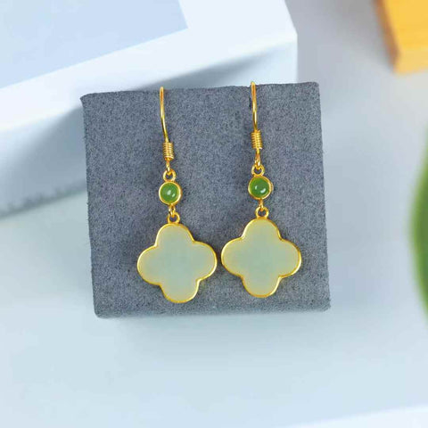 【Nama】Anting-anting Daun Semanggi Empat Kelopak dari Perak Sterling S925 dengan Batu Giok Hetian  【Nomor Barang】8442#  【Spesifikasi】Batu Kasar: 12*12 mm Harga sudah termasuk ongkos kirim dan pajak.