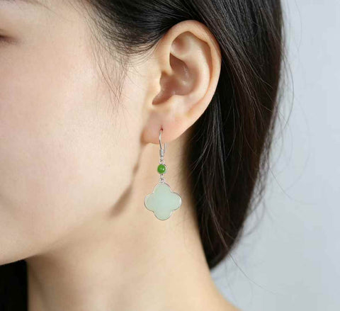 【Nama】Anting-anting Daun Semanggi Empat Kelopak dari Perak Sterling S925 dengan Batu Giok Hetian  【Nomor Barang】8442#  【Spesifikasi】Batu Kasar: 12*12 mm Harga sudah termasuk ongkos kirim dan pajak.