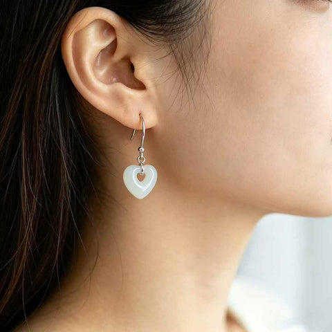 【Nama】Anting-anting Perak Sterling S925 Berbentuk Hati dengan Batu Giok Hetian  【Nomor Barang】8460#  【Spesifikasi】Batu Kasar: 11*12mm (Termasuk ongkos kirim dan pajak)