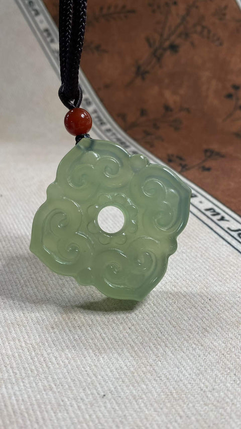 Semua Musim Diberkati: Liontin giok Xiuyan yang indah berwarna hijau es, dimensi: 41 x 11 mm, termasuk ongkos kirim dan pajak.