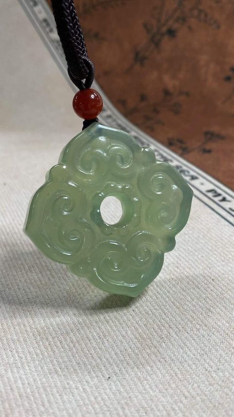 Semua Musim Diberkati: Liontin giok Xiuyan yang indah berwarna hijau es, dimensi: 41 x 11 mm, termasuk ongkos kirim dan pajak.
