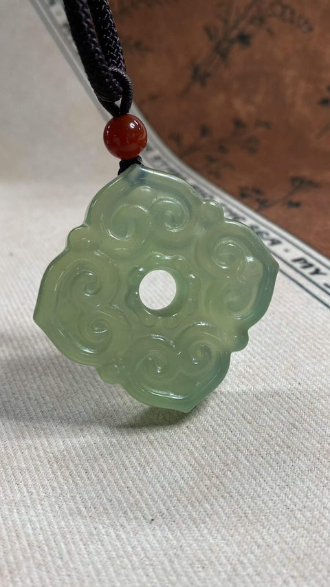 Semua Musim Diberkati: Liontin giok Xiuyan yang indah berwarna hijau es, dimensi: 41 x 11 mm, termasuk ongkos kirim dan pajak.