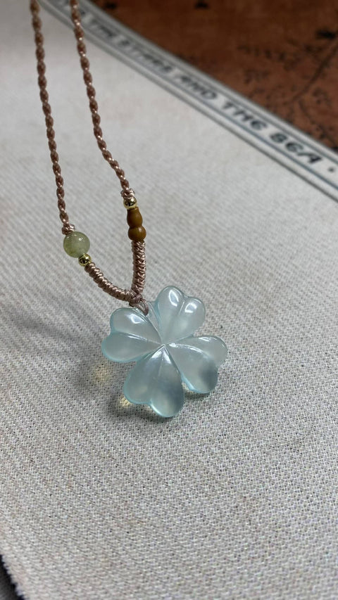 Liontin giok Xiuyan yang indah - Tianqing Dong (giok es bening) - bentuk daun semanggi empat helai 🍀, ukuran: 21mm, termasuk ongkos kirim dan pajak.