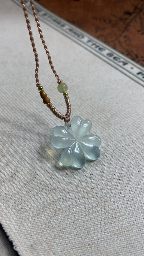 Liontin giok Xiuyan yang indah - Tianqing Dong (giok es bening) - bentuk daun semanggi empat helai 🍀, ukuran: 21mm, termasuk ongkos kirim dan pajak.