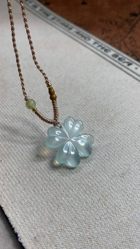 Liontin giok Xiuyan yang indah - Tianqing Dong (giok es bening) - bentuk daun semanggi empat helai 🍀, ukuran: 21mm, termasuk ongkos kirim dan pajak.
