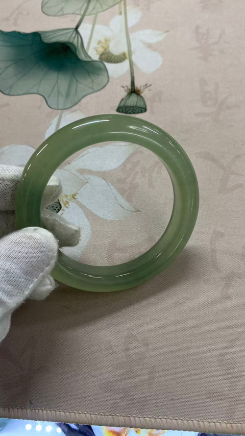 Gelang giok Xiuyan yang indah, hijau es dengan pola mengambang, diameter dalam: 58mm, lebar tepi: 12,1mm. Semua batu terbentuk secara alami. Harga sudah termasuk ongkos kirim dan pajak.