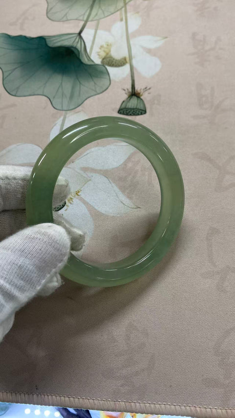 Gelang giok Xiuyan yang indah, hijau es dengan pola mengambang, diameter dalam: 58mm, lebar tepi: 12,1mm. Semua batu terbentuk secara alami. Harga sudah termasuk ongkos kirim dan pajak.