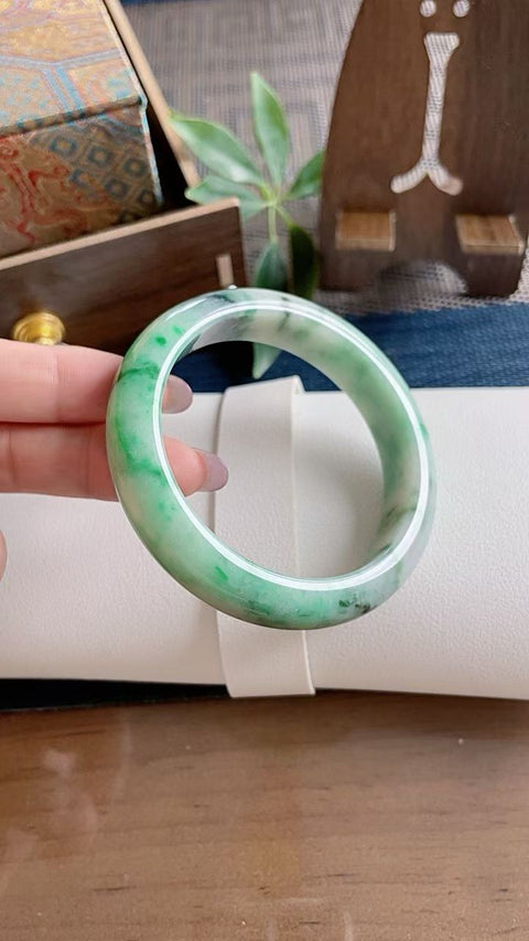 Gelang giok alami, material tambang lama, tembus pandang yang sangat baik, warna hijau cerah, terlihat indah di pergelangan tangan, sangat terjangkau, diameter dalam 58mm, semua batu alam, termasuk ongkos kirim dan pajak.