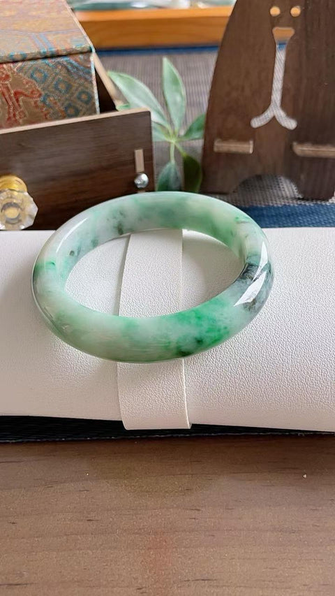 Gelang giok alami, material tambang lama, tembus pandang yang sangat baik, warna hijau cerah, terlihat indah di pergelangan tangan, sangat terjangkau, diameter dalam 58mm, semua batu alam, termasuk ongkos kirim dan pajak.