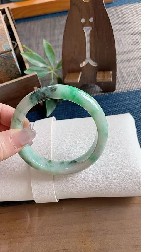 Gelang giok alami, material tambang lama, tembus pandang yang sangat baik, warna hijau cerah, terlihat indah di pergelangan tangan, sangat terjangkau, diameter dalam 58mm, semua batu alam, termasuk ongkos kirim dan pajak.