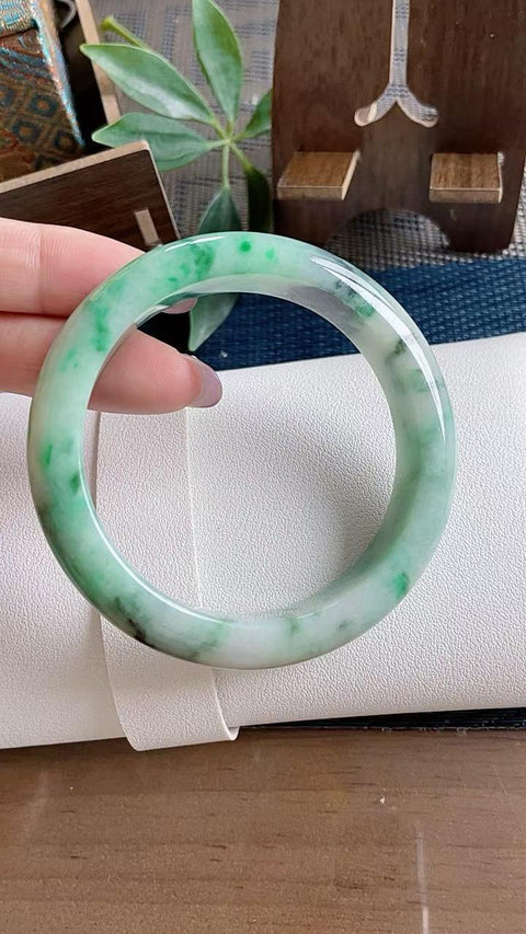 Gelang giok alami, material tambang lama, tembus pandang yang sangat baik, warna hijau cerah, terlihat indah di pergelangan tangan, sangat terjangkau, diameter dalam 58mm, semua batu alam, termasuk ongkos kirim dan pajak.