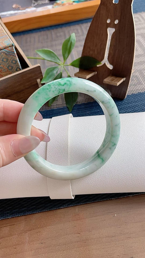 Gelang giok alami, material tambang lama, tembus pandang yang sangat baik, pola hijau yang indah, nilai ekonomis yang sangat tinggi, diameter dalam 58,3 mm, semua batu alam, termasuk ongkos kirim dan pajak.