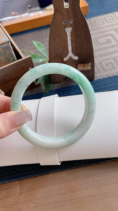 Gelang giok alami, material tambang lama, tembus pandang yang sangat baik, pola hijau yang indah, nilai ekonomis yang sangat tinggi, diameter dalam 58,3 mm, semua batu alam, termasuk ongkos kirim dan pajak.