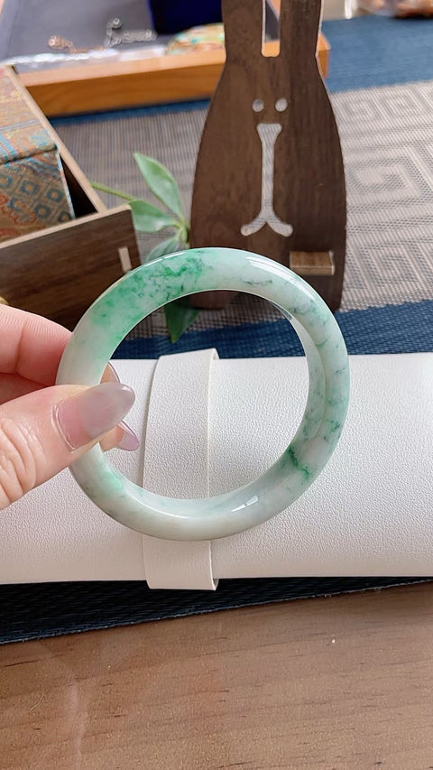 Gelang giok alami, material tambang lama, tembus pandang yang sangat baik, pola hijau yang indah, nilai ekonomis yang sangat tinggi, diameter dalam 58,3 mm, semua batu alam, termasuk ongkos kirim dan pajak.