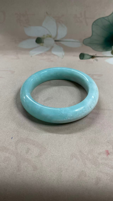 Gelang giok Xiuyan yang indah – Jelly Biru Langit, dengan diameter dalam 55mm berwarna biru es yang berkilau dan lebar sisi 13,1mm. Semua batu terbentuk secara alami. Termasuk ongkos kirim dan pajak.