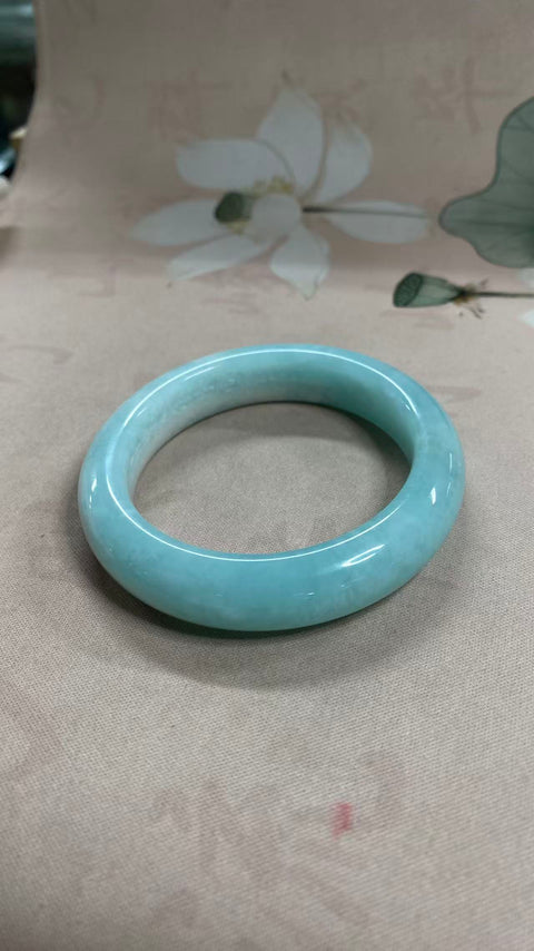 Gelang giok Xiuyan yang indah – Jelly Biru Langit, dengan diameter dalam 55mm berwarna biru es yang berkilau dan lebar sisi 13,1mm. Semua batu terbentuk secara alami. Termasuk ongkos kirim dan pajak.