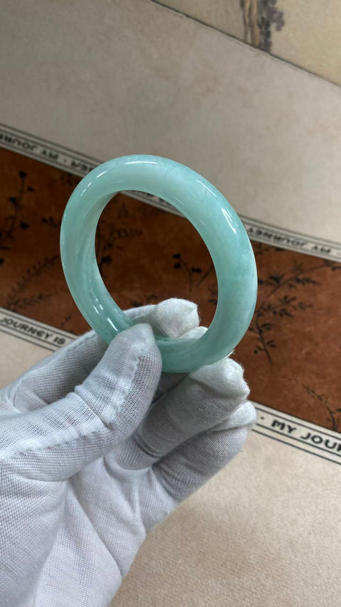 Gelang giok Xiuyan yang indah – Jelly Biru Langit, dengan diameter dalam 55mm berwarna biru es yang berkilau dan lebar sisi 11,1mm. Semua batu terbentuk secara alami. Termasuk ongkos kirim dan pajak.
