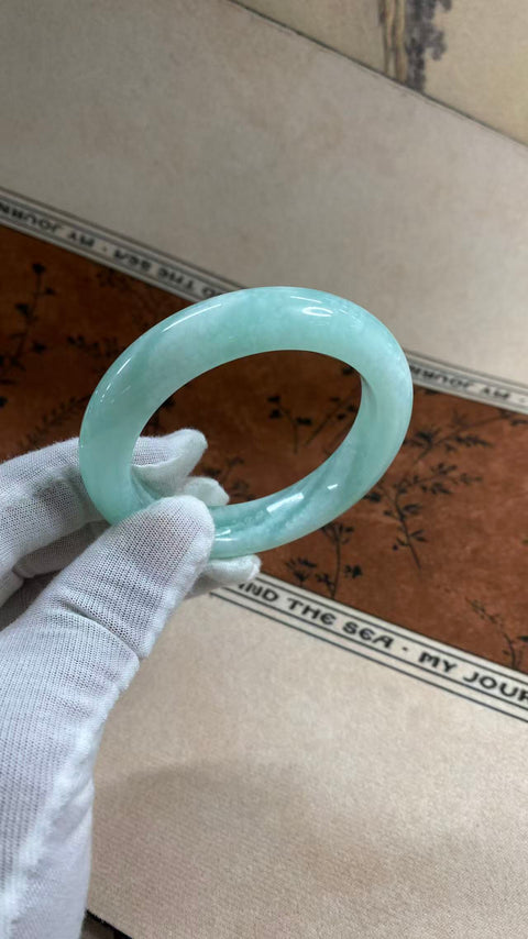Gelang giok Xiuyan yang indah – Jelly Biru Langit, dengan diameter dalam 55mm berwarna biru es yang berkilau dan lebar sisi 11,1mm. Semua batu terbentuk secara alami. Termasuk ongkos kirim dan pajak.