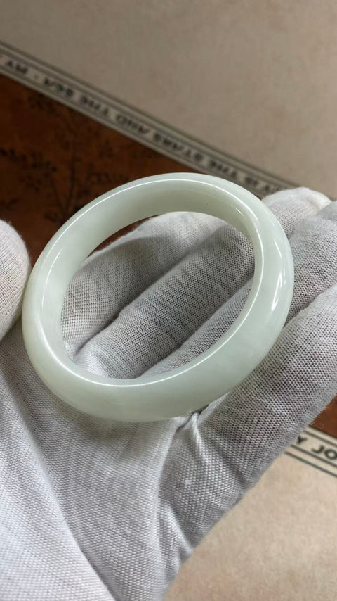 Gelang giok Xiuyan yang indah – Gelang porselen putih biru cahaya bulan, diameter dalam: 11,5 mm, berat karat 54,2 mm. Semua batu terbentuk secara alami. Pengiriman dan pajak sudah termasuk.