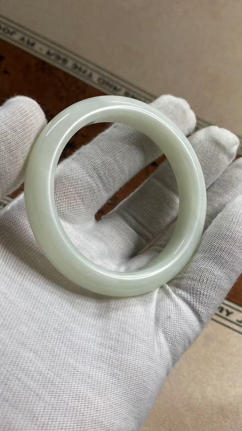 Gelang giok Xiuyan yang indah – Gelang porselen putih biru cahaya bulan, diameter dalam: 11,5 mm, berat karat 54,2 mm. Semua batu terbentuk secara alami. Pengiriman dan pajak sudah termasuk.