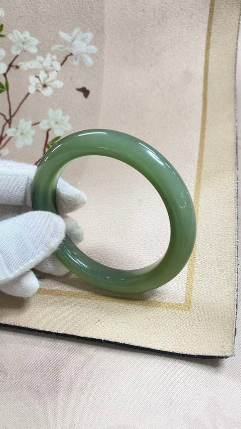Gelang giok biru Xiuyan yang indah, diameter dalam: 58mm, lebar tepi: 11mm, termasuk ongkos kirim dan pajak.