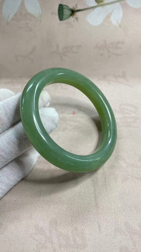Gelang giok Xiuyan biru kehijauan yang indah, diameter dalam: 58,5 mm, lebar tepi: 12 mm, termasuk ongkos kirim dan pajak.
