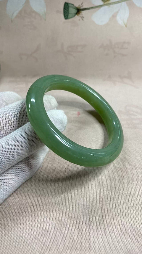 Gelang giok Xiuyan biru kehijauan yang indah, diameter dalam: 58,5 mm, lebar tepi: 12 mm, termasuk ongkos kirim dan pajak.