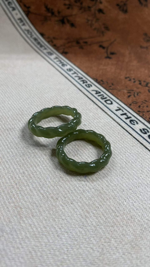 Cincin: Cincin giok Hetian yang indah, dengan tekstur hangat dan berkilau, diameter dalam 18 hingga 21 inci, termasuk ongkos kirim dan pajak.
