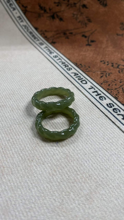 Cincin: Cincin giok Hetian yang indah, dengan tekstur hangat dan berkilau, diameter dalam 18 hingga 21 inci, termasuk ongkos kirim dan pajak.