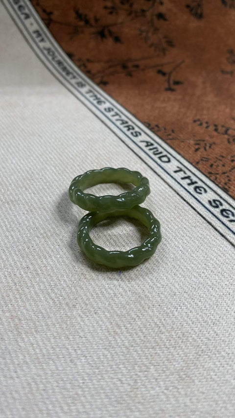 Cincin: Cincin giok Hetian yang indah, dengan tekstur hangat dan berkilau, diameter dalam 18 hingga 21 inci, termasuk ongkos kirim dan pajak.