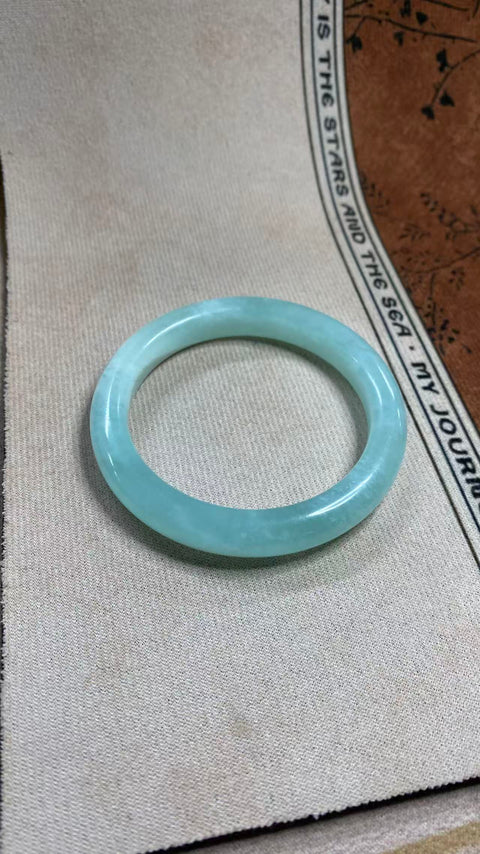 Gelang giok Xiuyan yang indah – Jelly Biru Langit, dengan rona biru es yang lembap. Diameter dalam: 58mm, lebar tepi: 11,2mm. Semua batu terbentuk secara alami. Termasuk ongkos kirim dan pajak.