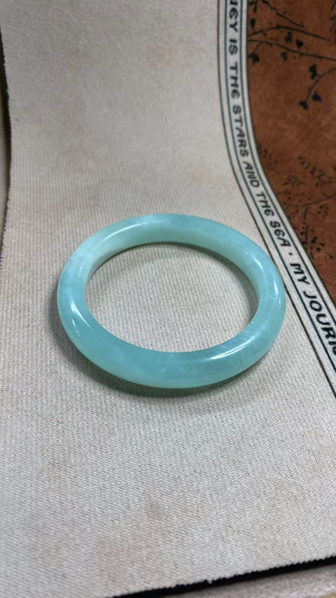 Gelang giok Xiuyan yang indah – Jelly Biru Langit, dengan rona biru es yang lembap. Diameter dalam: 58mm, lebar tepi: 11,2mm. Semua batu terbentuk secara alami. Termasuk ongkos kirim dan pajak.