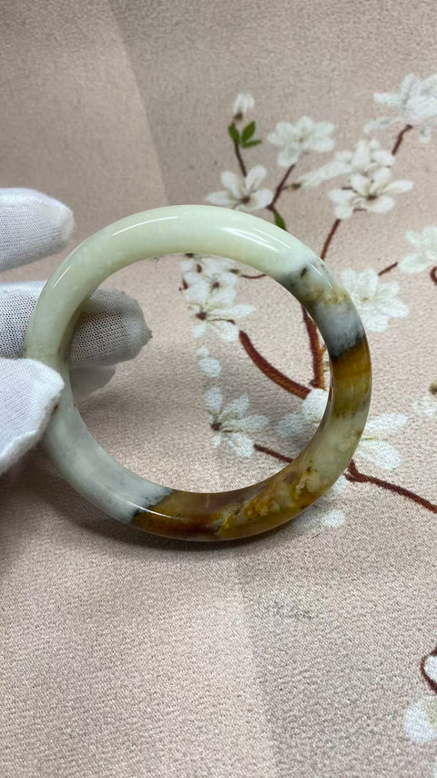 Gelang giok Xiuyan yang indah dengan warna alami yang cantik. Diameter dalam: 58,5 mm, lebar samping: 13,9 mm. Semua batu terbentuk secara alami. Termasuk ongkos kirim dan pajak.