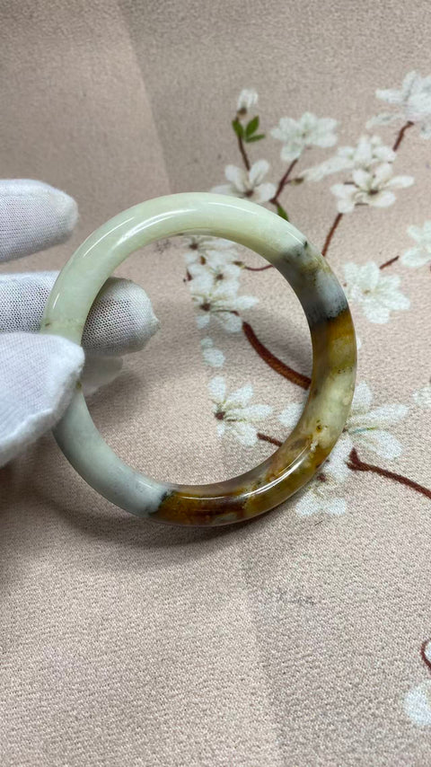 Gelang giok Xiuyan yang indah dengan warna alami yang cantik. Diameter dalam: 58,5 mm, lebar samping: 13,9 mm. Semua batu terbentuk secara alami. Termasuk ongkos kirim dan pajak.