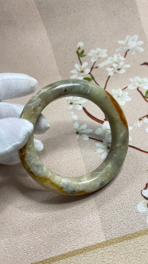 Gelang giok Xiuyan yang indah dengan warna alami yang cantik. Diameter dalam: 58,8 mm, lebar samping: 14,3 mm. Semua batu terbentuk secara alami. Harga sudah termasuk ongkos kirim dan pajak.
