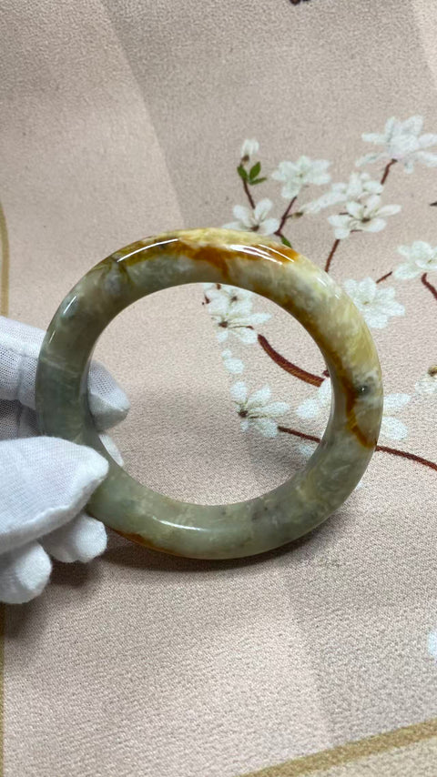 Gelang giok Xiuyan yang indah dengan warna alami yang cantik. Diameter dalam: 58,8 mm, lebar samping: 14,3 mm. Semua batu terbentuk secara alami. Harga sudah termasuk ongkos kirim dan pajak.