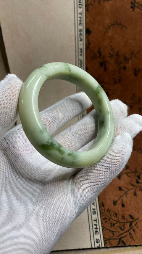 Gelang giok Xiuyan yang indah – hijau minyak tua, dengan tekstur hangat dan berkilau, diameter dalam: 58mm, lebar tepi: 14,1mm. Semua batu terbentuk secara alami. Termasuk ongkos kirim dan pajak.