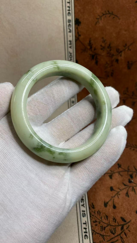Gelang giok Xiuyan yang indah – hijau minyak tua, dengan tekstur hangat dan berkilau, diameter dalam: 58mm, lebar tepi: 14,1mm. Semua batu terbentuk secara alami. Termasuk ongkos kirim dan pajak.
