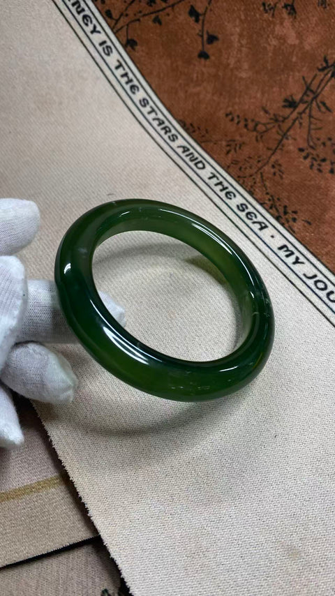 Gelang giok Xiuyan yang indah, berwarna hijau pekat dengan zamrud yang berkilauan, melambangkan kekayaan dan kemakmuran seumur hidup. Diameter dalam: 55,1 mm, lebar tepi: 11 mm. Semua batu terbentuk secara alami. Termasuk ongkos kirim dan pajak.