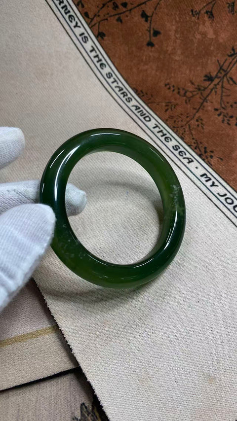Gelang giok Xiuyan yang indah, berwarna hijau pekat dengan zamrud yang berkilauan, melambangkan kekayaan dan kemakmuran seumur hidup. Diameter dalam: 55,1 mm, lebar tepi: 11 mm. Semua batu terbentuk secara alami. Termasuk ongkos kirim dan pajak.