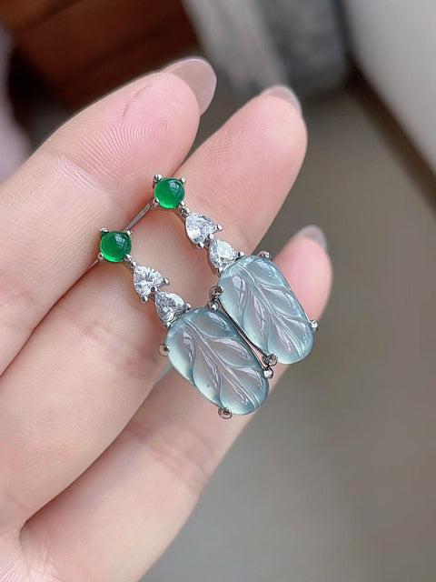Anting-anting kancing giok alami, dari tambang kuno, dengan tekstur halus dan hangat, transparansi yang sangat baik, dan fluoresensi. Indah dan bergaya. Batu lepas berukuran 1,6 x 1,0 cm. Ongkos kirim dan pajak sudah termasuk.