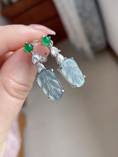 Anting-anting kancing giok alami, dari tambang kuno, dengan tekstur halus dan hangat, transparansi yang sangat baik, dan fluoresensi. Indah dan bergaya. Batu lepas berukuran 1,6 x 1,0 cm. Ongkos kirim dan pajak sudah termasuk.