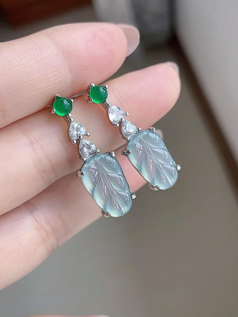 Anting-anting kancing giok alami, dari tambang kuno, dengan tekstur halus dan hangat, transparansi yang sangat baik, dan fluoresensi. Indah dan bergaya. Batu lepas berukuran 1,6 x 1,0 cm. Ongkos kirim dan pajak sudah termasuk.
