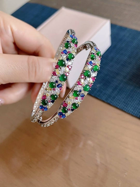 Gelang giok alami, material tambang lama, warna hijau zamrud, terdiri dari 8 batu cabochon, indah dan bergaya, ketebalan batu permata 3mm, sudah termasuk ongkos kirim dan pajak.