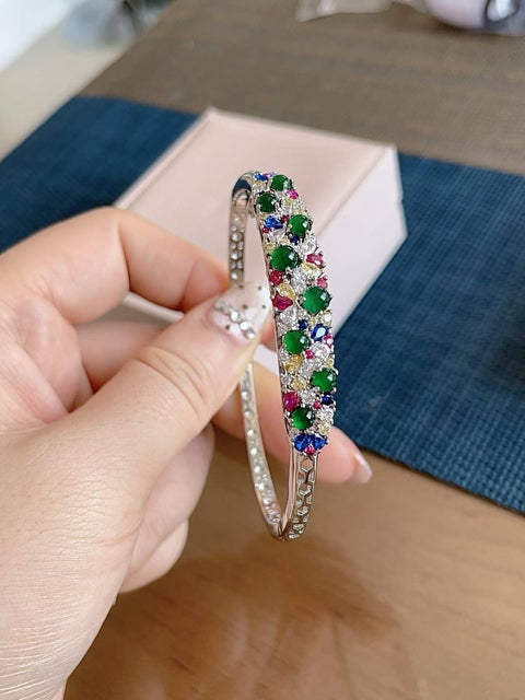 Gelang giok alami, material tambang lama, warna hijau zamrud, terdiri dari 8 batu cabochon, indah dan bergaya, ketebalan batu permata 3mm, sudah termasuk ongkos kirim dan pajak.