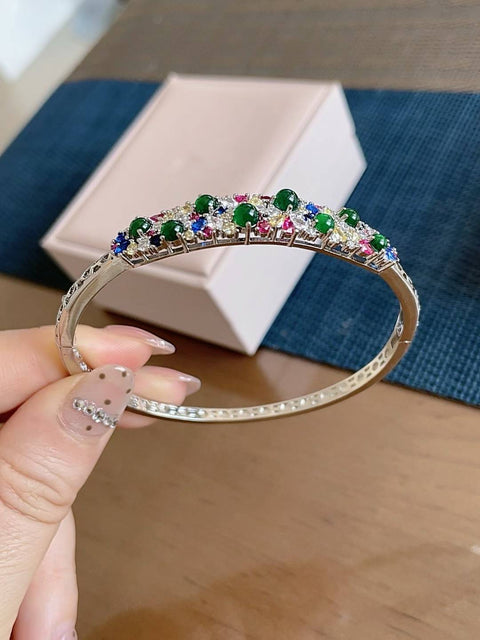 Gelang giok alami, material tambang lama, warna hijau zamrud, terdiri dari 8 batu cabochon, indah dan bergaya, ketebalan batu permata 3mm, sudah termasuk ongkos kirim dan pajak.