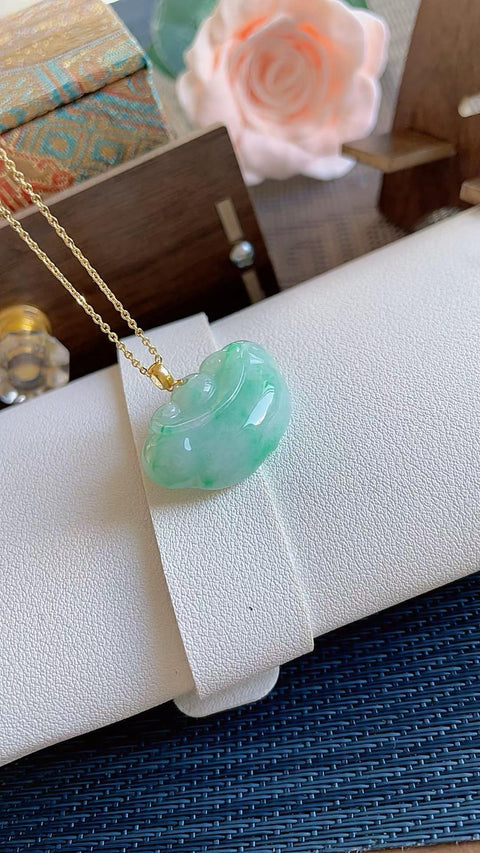 Ruyi giok alami, hijau cerah yang indah, dipasang dalam emas 18 karat, dimensi 3,0 x 1,8 cm, termasuk ongkos kirim dan pajak.
