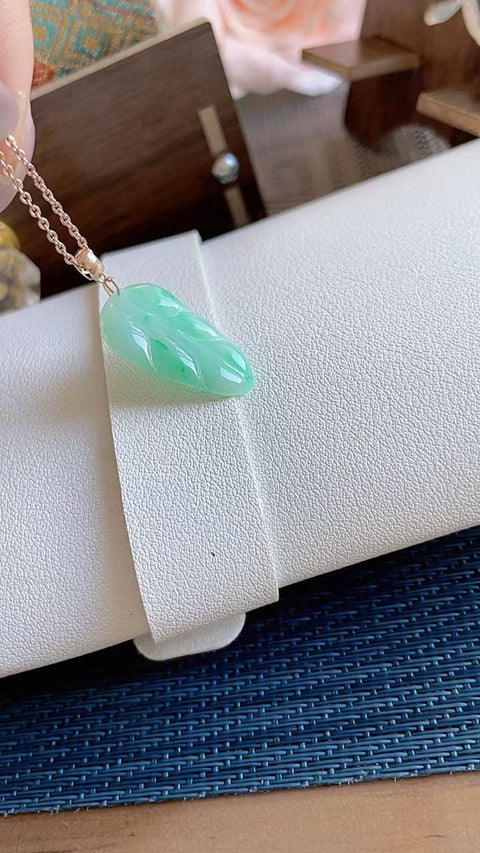 Daun giok alami, dengan tekstur halus dan hangat, terbuat dari material tambang lama, dipasang dalam emas 18 karat, dimensi 2,4 x 1,3 cm, termasuk ongkos kirim dan pajak.