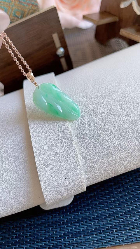 Daun giok alami, dengan tekstur halus dan hangat, terbuat dari material tambang lama, dipasang dalam emas 18 karat, dimensi 2,4 x 1,3 cm, termasuk ongkos kirim dan pajak.